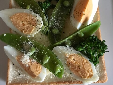 春野菜とゆで卵の粉チーズトースト